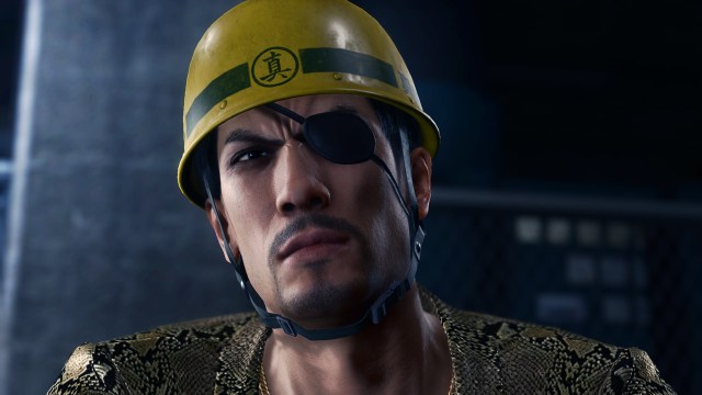 wie ein von Sega zurückgewiesener Drache - Majima mit Schutzhelm