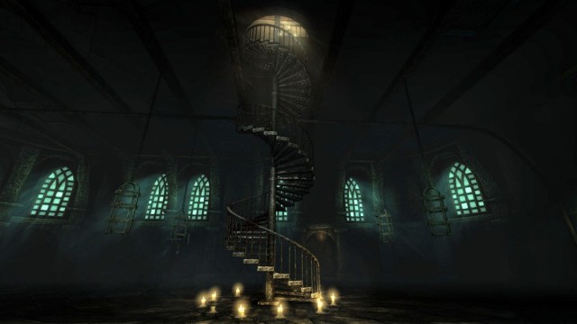 Una escalera de caracol con poca luz en Amnesia: The Dark Descent.