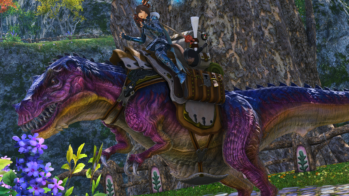 The FFXIV Tyrannosaur Mount sitting idle with a miqote