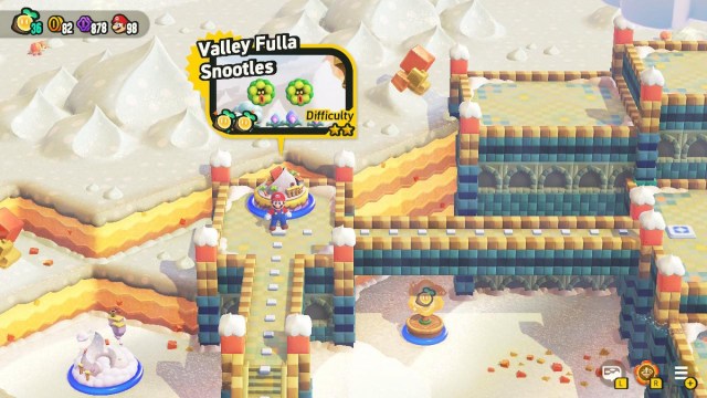 Mario standing by Valley Fulla Snooties level entry in Sunbaked Desert