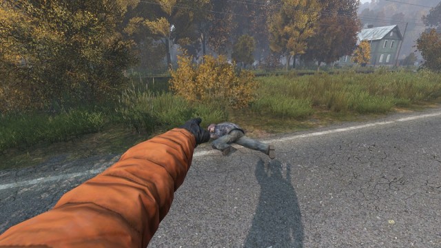 DayZ: Ein Arm zeigt auf einen toten Zombie auf der Straße.