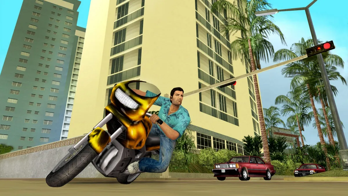 GTA Vice City: Tommy Vercetti wendet scharf auf einem gelben Motorrad.