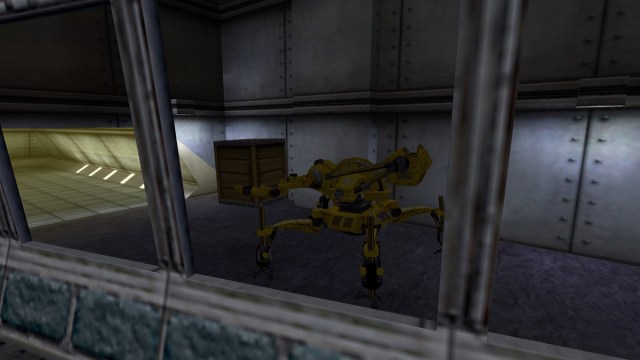 Half-Life: Ein großer gelber Roboter trägt eine schwer aussehende Kiste.