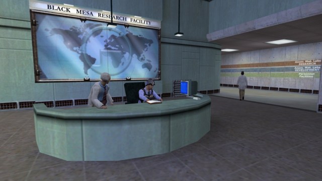 Half-Life: Ein Wissenschaftler lehnt an einem Schreibtisch, an dem ein Wachmann sitzt.