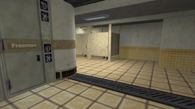 Half-Life: Unter den Toilettenkabinen im Umkleideraum sind Fußpaare zu sehen.