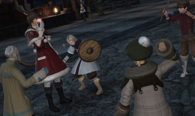 Final Fantasy XIV Guerrero de la Luz con el traje de Navidad/Santa/Starlight jugando con niños en el Firmamento