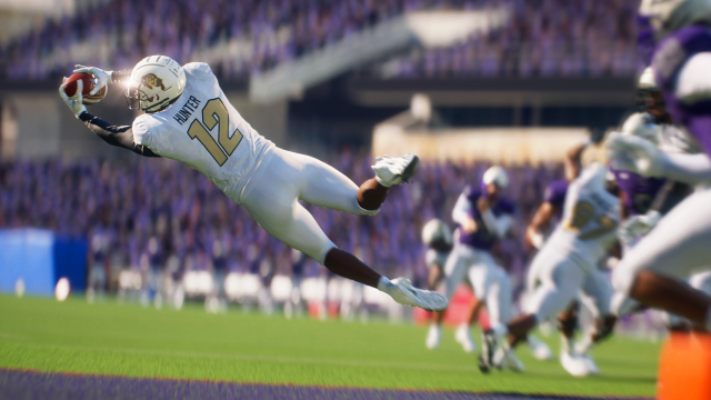 How do to a touch pass in College Football 25