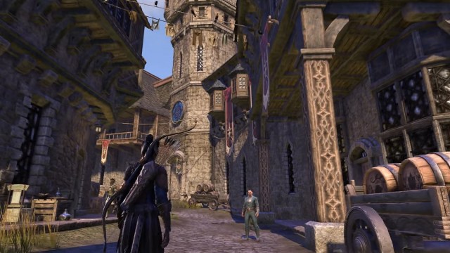 The Elder Scrolls Online: Eine Figur geht durch eine mittelalterlich anmutende Stadt.