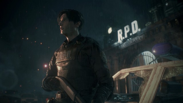 Resident Evil 2-Remake: Leon Kennedy hält eine Schrotflinte, während er im Regen vor dem RPD steht.