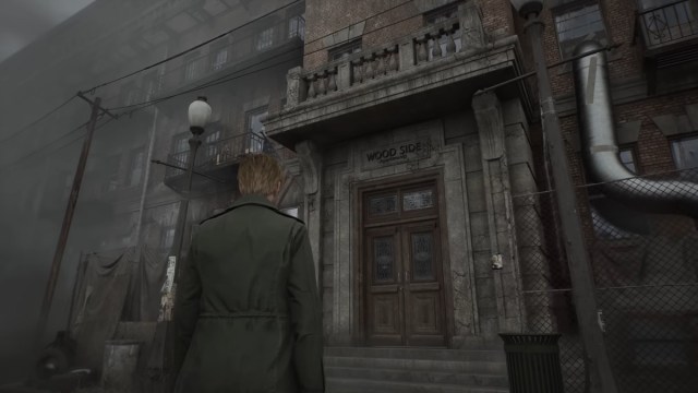 Silent Hill 2 remake: James Sunderland approaching the Wood Side apartment building.