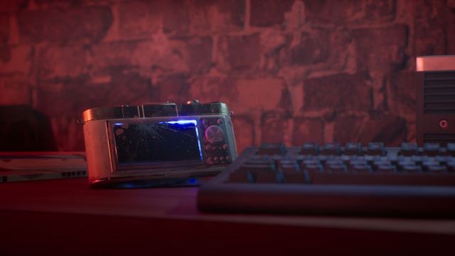 A camera in a dark room in Life Is Strange: Double Exposure