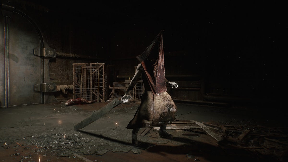 Silent Hill 2: Pyramid Head stands in a darkened room looking menacing.